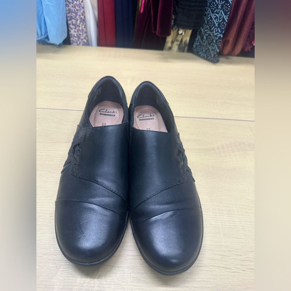 Clark’s Medora Sandy Black Slip on Leather Loafers 
Size 9
EUC